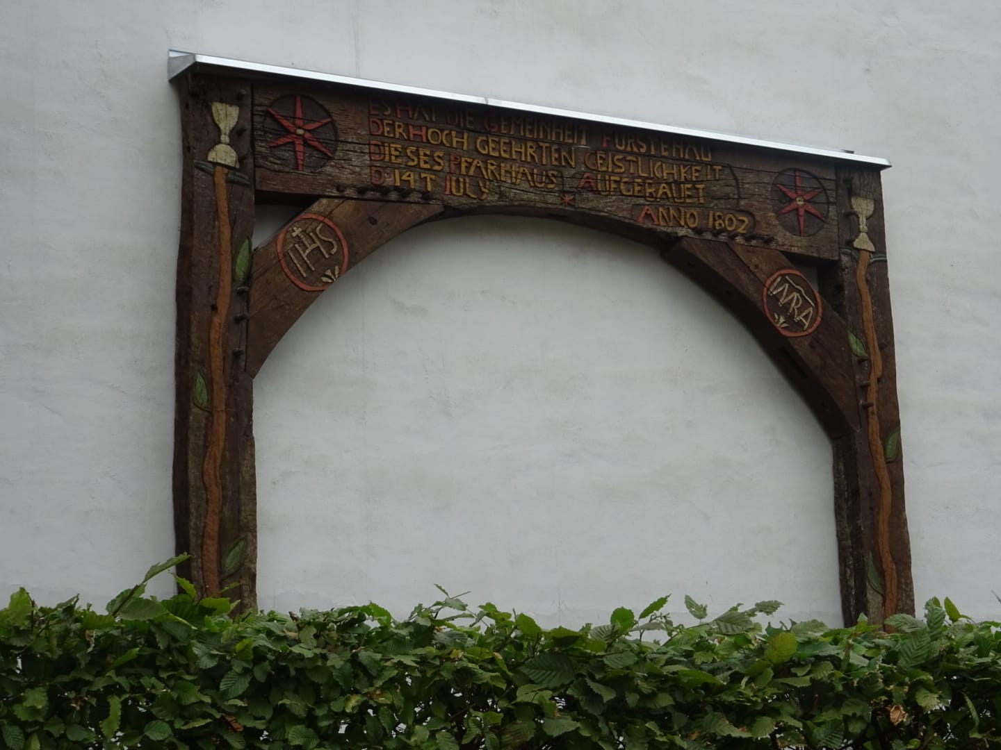 Ein Blick zum Pfarrtorbogen 